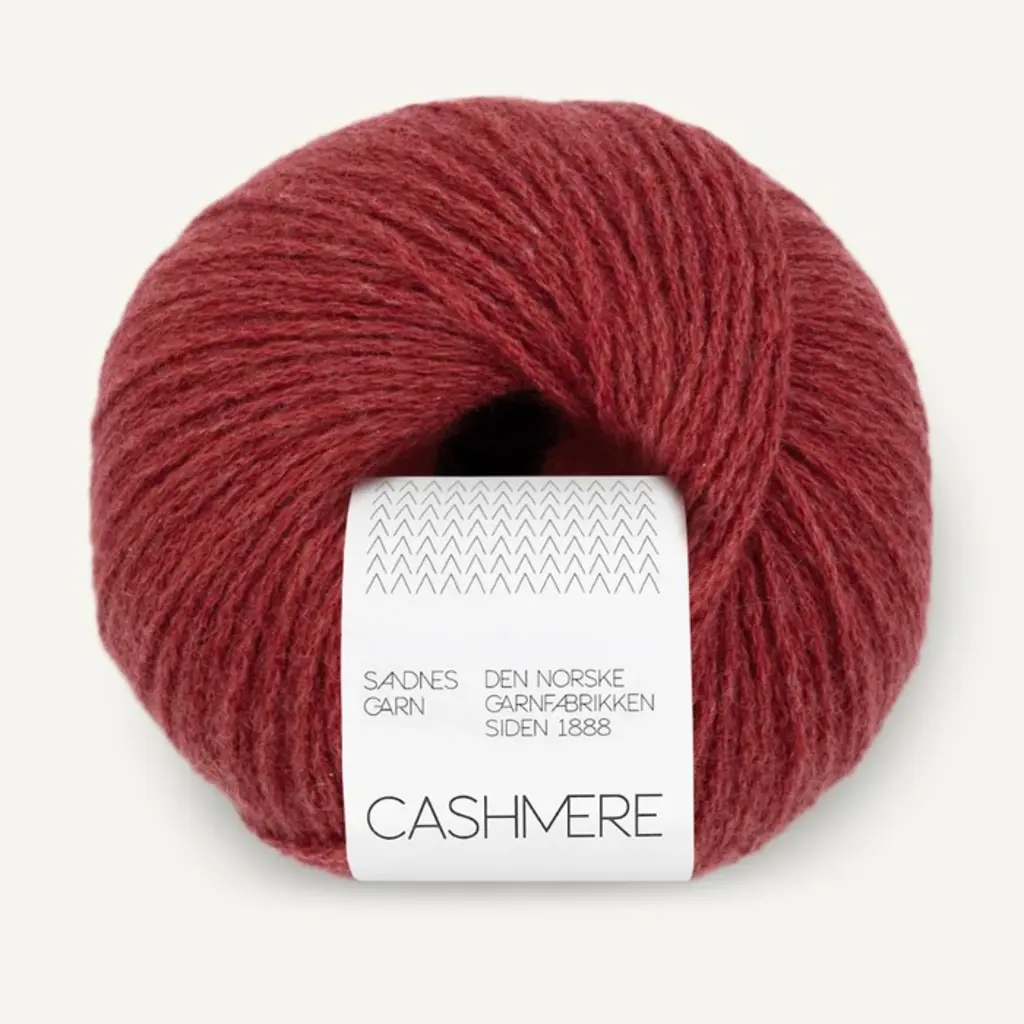 Cashmere yarn thread for luxury knitwear manufacturing
