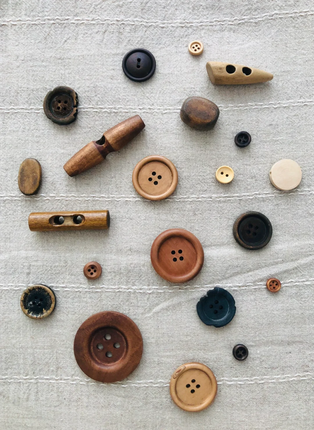 Garment buttons for custom knitwear production