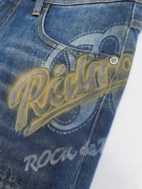 Discharge screen print on knitwear