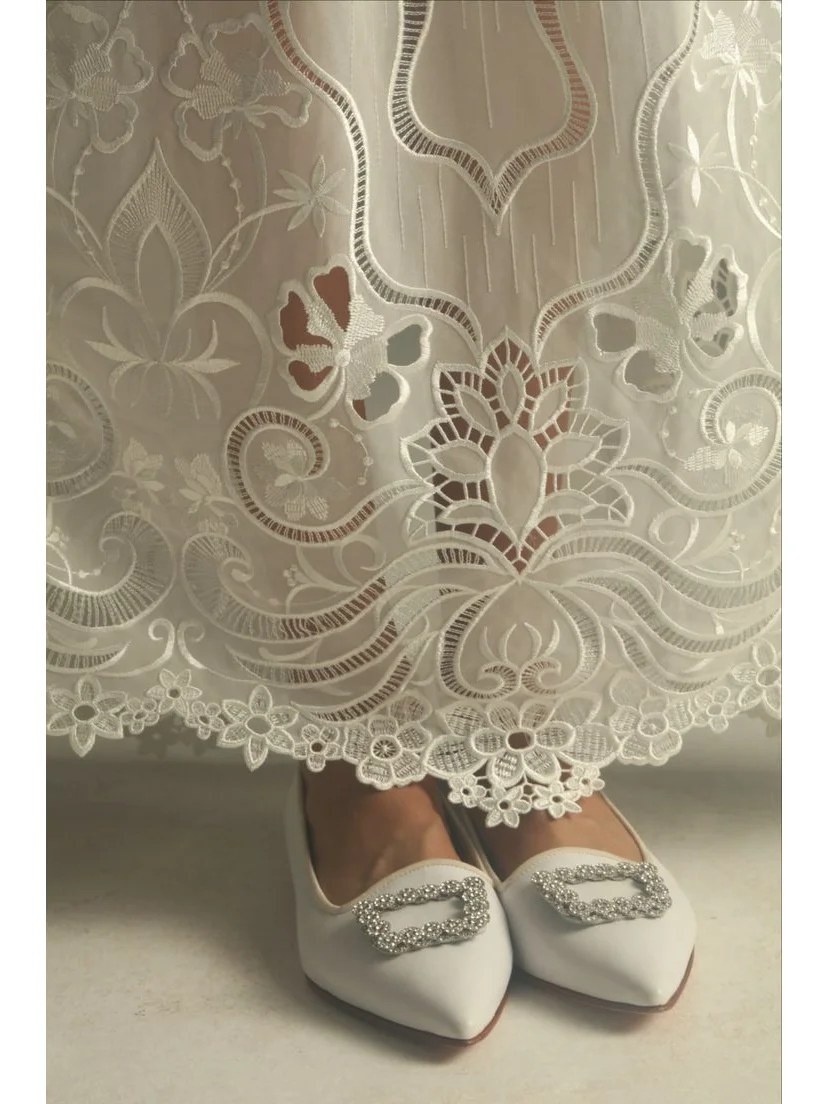Hand embroidery eyelet hole stitch on knitwear