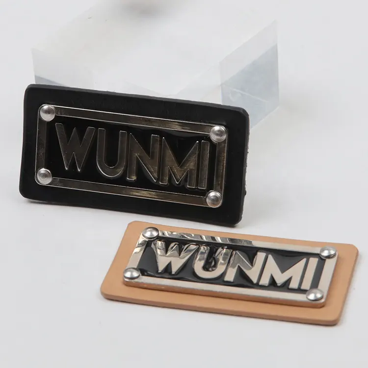Metal clothing label for fashion knitwear